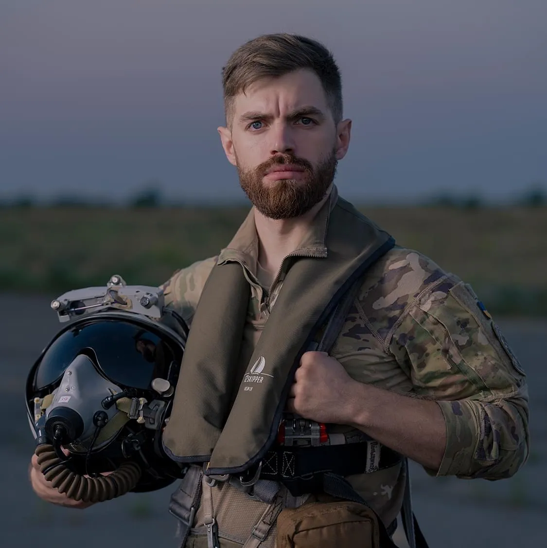 Андрій Пільщиков з льотним шоломом