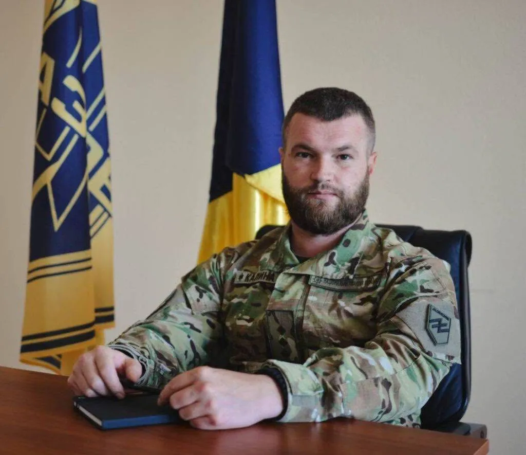 Святослав Паламар «Калина» у військовій формі за столом, 2020 рік