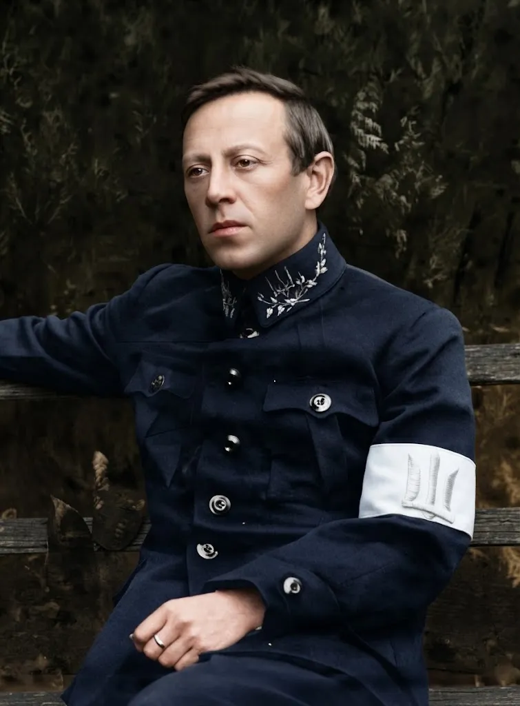Симон Петлюра в Кам'янці-Подільському, 1919: світлину перетворено ШІ на фотореалістичне зображення, однострій і знаки змінено