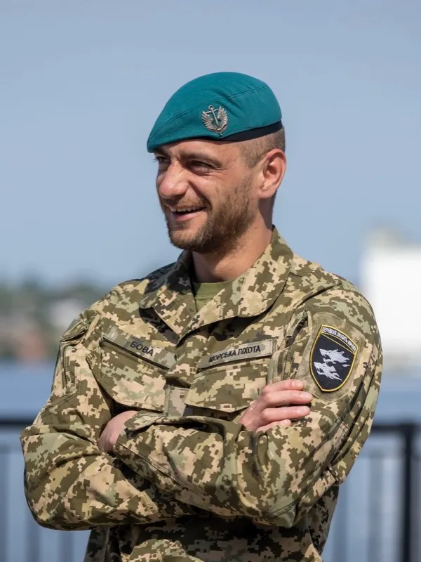 Євгеній Бова в береті морської піхоти, зі схрещеними руками
